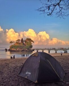 Suasana tenda di Pantai Balekambang saat matahari terbenam